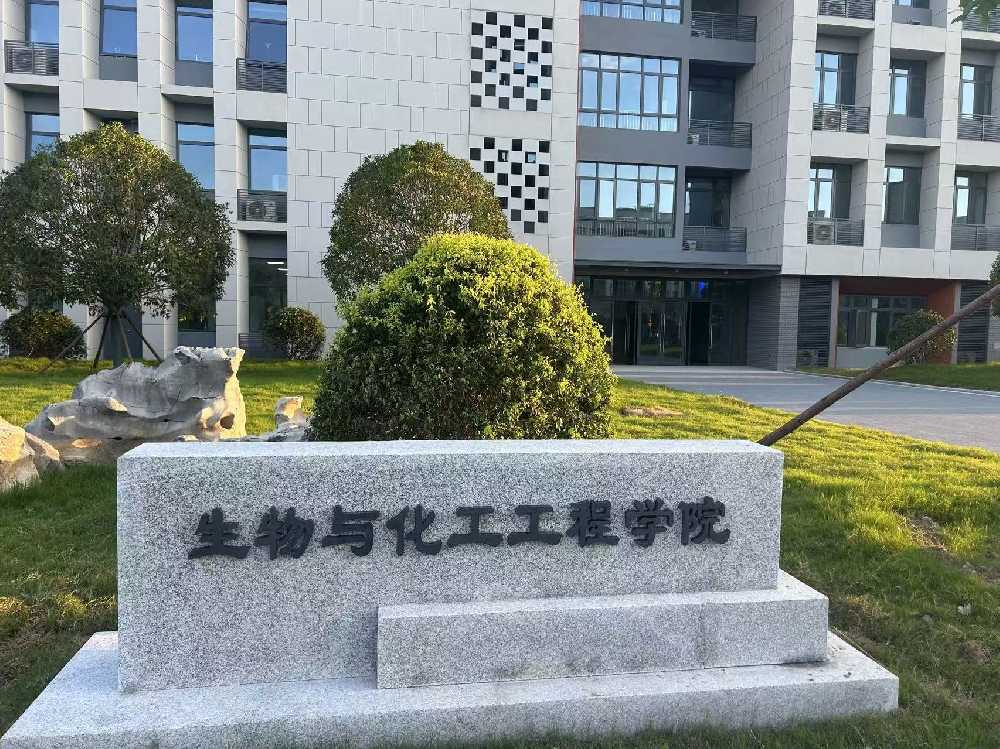鹤庆县扬州职业大学体育场高杆灯项目